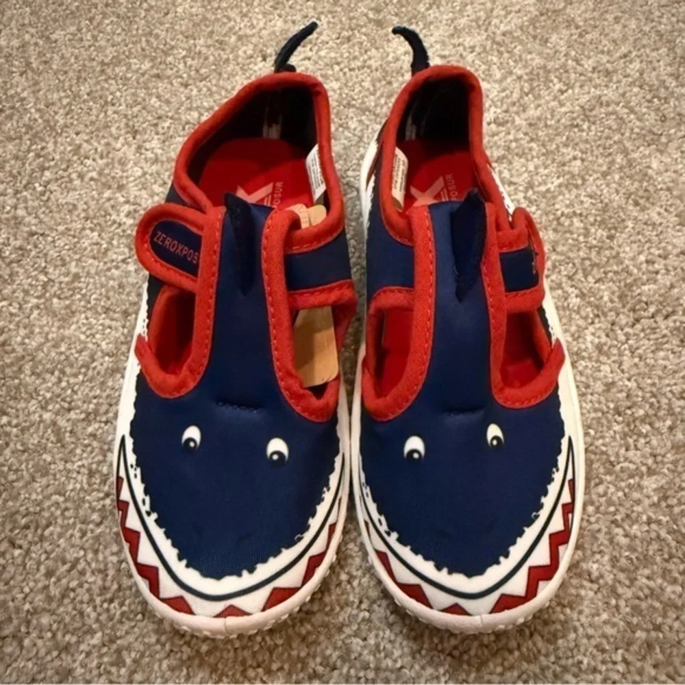 NWT ZeroXposur toddler size 10 Shark water shoes with Velcro strap